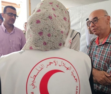 اللجنة الشعبية للاجئين بمخيم المغازي تزور المراكز الطبية وتحذر من كارثة صحية وبيئية وشيكة