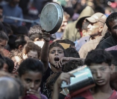 "خرجوا جوعى فعادوا شهداء".. الاحتلال يفتك بأطفال ينتظرون الغذاء بغزة  