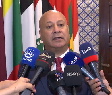 د. أبو هولي في مؤتمر صحفي بعد انتهاء اجتماع غير عادى لمندوبين جامعة الدول العربية .