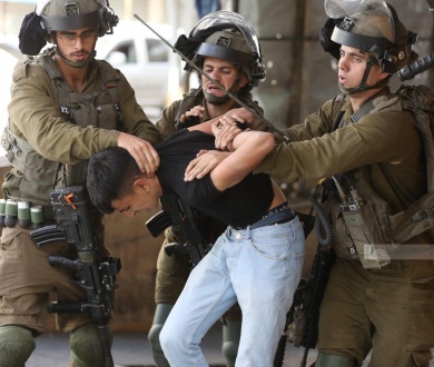 الاحتلال يعتقل 20 مواطنا من حزما شرق القدس ويغلق مداخلها