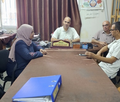 اللجنة الشعبية للاجئين بمخيم المغازي تشيد بمبادرات النازحين في مركز الإيواء بالمغازي وتعزز صمودهم