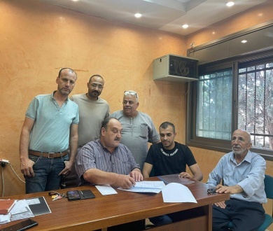 اللجنة الشعبية بمخيم عسكر القديم توقع اتفاقية لتزويد مركزها الصحي بأجهزة طبية متطورة