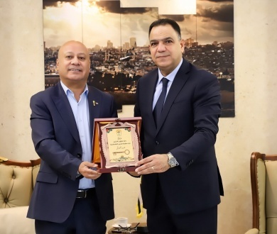 اللواء الخطيب يستقبل د. أبو هولي لبحث تعزيز الوعي بقضية اللاجئين وحق العودة