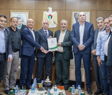 في إطار دعم الحكومة لصمود المخيمات: سلطة الأراضي تسلّم تخصيص أرض لمركز شباب بلاطة