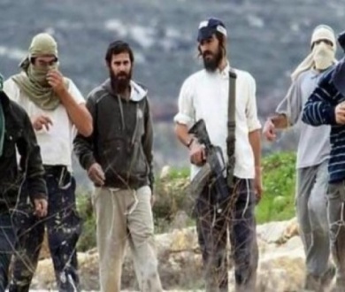 مستعمرون يهاجمون تجمعا بدويا في مخماس شمال القدس ويعتدون على المواطنين والممتلكات  