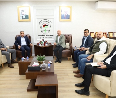 من ضمنها مشاريع في الطاقة المتجددة أبو هولي ورئيس سلطة الطاقة يبحثان التدخلات الطارئة لتحسين البنى التحتية لقطاعي الطاقة والكهرباء في المخيمات الفلسطينية