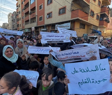 "الأونروا خط أحمر".. وقفة جماهيرية في مخيم المغازي رفضا لتقليصات الوكالة وفصل الموظفين تعسفياً