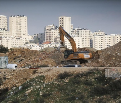 قوة كبيرة من جيش الاحتلال معززة بالجرافات تقتحم محيط مخيم قلنديا وبلدة كفر عقب