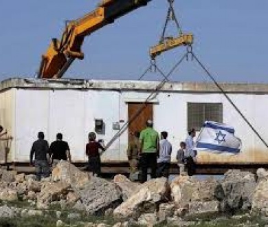 مستعمرون يضعون بيتا متنقلا ومرفقات ثروة حيوانية قرب تياسير