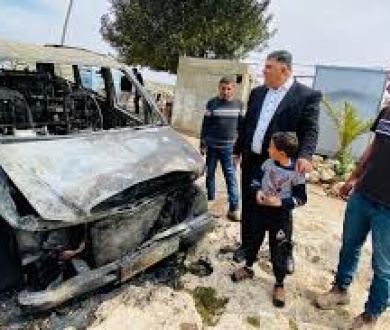 مستعمرون يعتدون على مواطنين ويحرقون منزلا وخيمتين و3 مركبات في اللبن الشرقية  