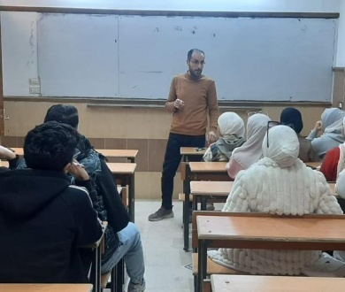 تنفيذا لتوجيهات الرئيس: "دائرة شؤون اللاجئين" وسفارة فلسطين بسوريا تنظمان دورة تعليمية مكثفة لطلبة الشهادتين الثانوية والإعدادية في مخيم اليرموك 