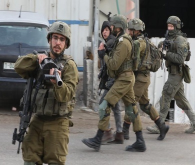 الاحتلال يعتقل أكثر من 50 مواطنا من بيت أمر ويطا والخليل