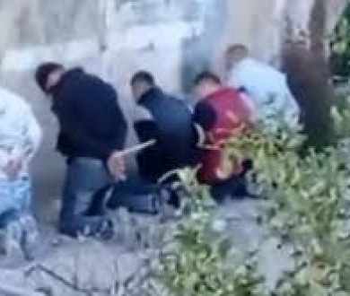 الاحتلال يحتجز شبانا وينكل بهم شرق القدس المحتلة