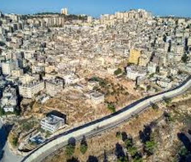الاحتلال يشرع بهدم منشآت قرب مخيم شعفاط بالقدس