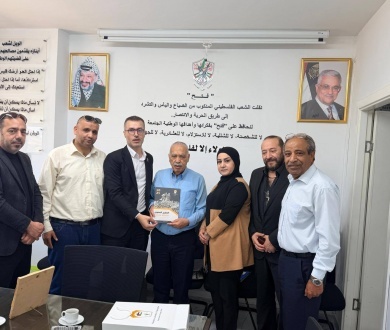 وفد من "شؤون اللاجئين" يسلّم التقرير السنوي للعام 2025 لأعضاء من اللجنة المركزية لحركة "فتح"
