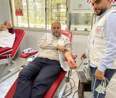 دائرة شؤون اللاجئين واللجنة الشعبية تطلق الحملة التطوعية للتبرع بالدم بالشراكة مع جمعية بنك الدم المركزي 