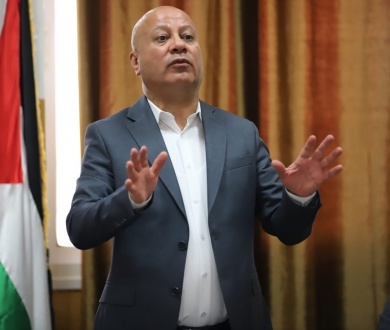 أبو هولي يبحث في لقاء موسع بمخيم عقبة جبر آليات تعزيز صمود اللاجئين في المخيمات وتحسين الخدمات الأساسية المقدمة من الاونروا