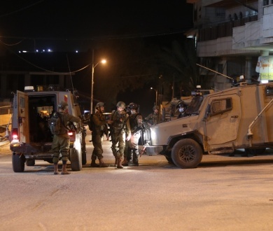 الاحتلال يحتجز 25 مواطنا ويحقق معهم ميدانيا في مخيم الدهيشة جنوب بيت لحم