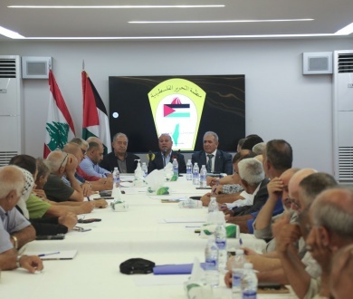 أبو هولي يضع اللجان الشعبية في المخيمات الفلسطينية بلبنان في صورة التحركات السياسية لحماية الأونروا وتعزيز صمود اللاجئين