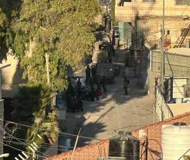 جيش الاحتلال يقتحم إذنا غرب الخليل ويحتجز نحو 30 مواطنا
