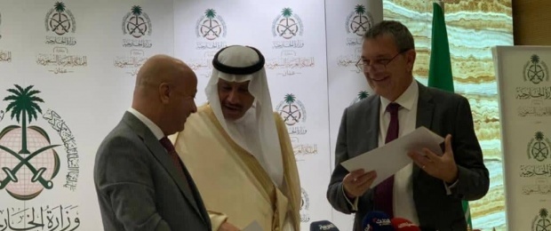 بحضور رئيس دائرة شؤون اللاجئين د. أحمد ابو هولي السفير السعودي لدى الأردن  يسلم ، الاونروا ، مساهمة المملكة بقيمة  27 مليون دولار - 23/10/2022