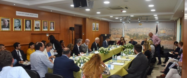 د.أبو هولي يُطلع 31 سفيرا وقنصلا في رام الله على الأزمة المالية لوكالة الغوث