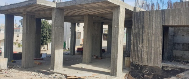 بتمويل من دائرة شؤون اللاجئين... اللجنة الشعبية في مخيم الدهيشة توقّع اتفاقية تنفيذ مشروع تشطيب المجمع التطويري في المخيم