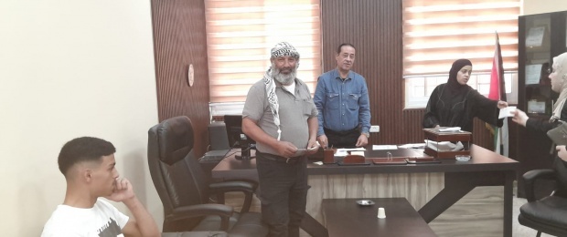 دائرة شؤون اللاجئين توزع منحة الطالب الجامعي في مخيمات منطقة الوسط دعماً للتعليم وتعزيزاً لصمود اللاجئين