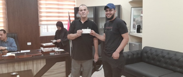 دائرة شؤون اللاجئين توزع منحة الطالب الجامعي في مخيمات منطقة الوسط دعماً للتعليم وتعزيزاً لصمود اللاجئين