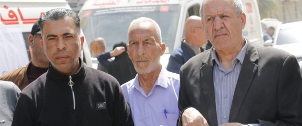 دائرة شؤون اللاجئين واللجان الشعبية تشاركان في مهرجان جماهيري إحياءً ليوم الأسير أمام مقر الصليب الأحمر في غزة