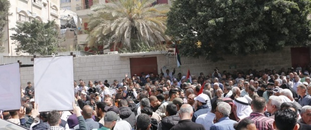 دائرة شؤون اللاجئين واللجان الشعبية تشاركان في مهرجان جماهيري إحياءً ليوم الأسير أمام مقر الصليب الأحمر في غزة