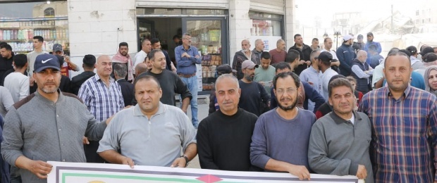 دائرة شؤون اللاجئين واللجان الشعبية تشاركان في مهرجان جماهيري إحياءً ليوم الأسير أمام مقر الصليب الأحمر في غزة