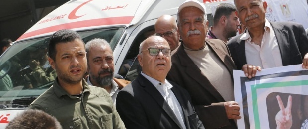 دائرة شؤون اللاجئين واللجان الشعبية تشاركان في مهرجان جماهيري إحياءً ليوم الأسير أمام مقر الصليب الأحمر في غزة