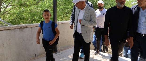 أبو هولي يشارك في يوم تطوعي بمخيم قلنديا نفذته دائرة شؤون اللاجئين بالتعاون مع اللجنة الشعبية بالمخيم ويطالب المانحين بتمويل إضافي لـ"الأونروا"