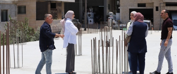 بتوجيهات د. أبو هولي.. دائرة شؤون اللاجئين واللجنة الشعبية في مخيم الدهيشة تستلمان المرحلة الثانية من مشروع المجمع التطويري
