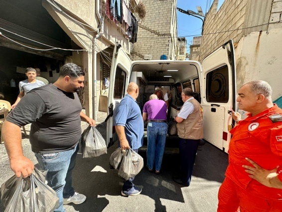 دائرة شؤون اللاجئين وسفارة فلسطين في لبنان توزعان وجبات غذائية على النازحين من مخيم عين الحلوة