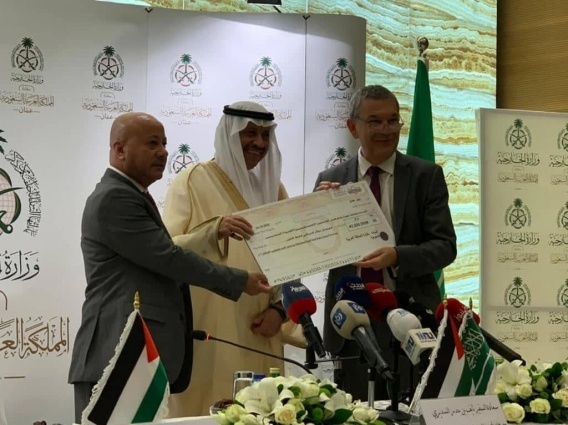 بحضور رئيس دائرة شؤون اللاجئين د. أحمد ابو هولي السفير السعودي لدى الأردن  يسلم ، الاونروا ، مساهمة المملكة بقيمة  27 مليون دولار - 23/10/2022
