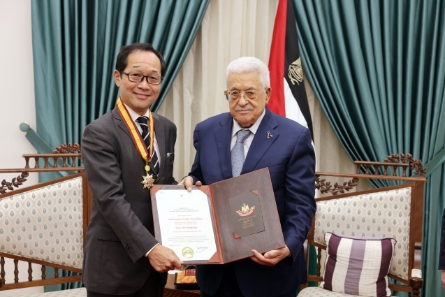 الرئيس يقلد السفير الياباني السابق نجمة الصداقة من وسام الرئيس محمود عباس