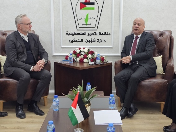 خلال لقائه مع القنصل العام السويدي جوليوس ليلجيستروم د. أبو هولي يطالب السويد بإعادة النظر في قرار وقف تمويلها للأونروا