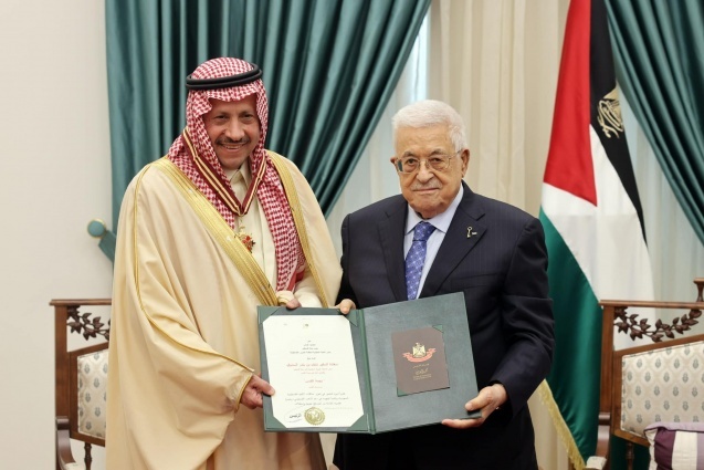 الرئيس يقلد سفير السعودية لدى فلسطين قنصلها العام في القدس نجمة القدس من وسام القدس
