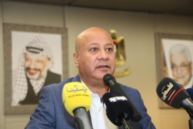 أبو هولي يطالب "الأونروا" بالعدول عن قرار سحب كتاب اللغة العربية للصف الخامس