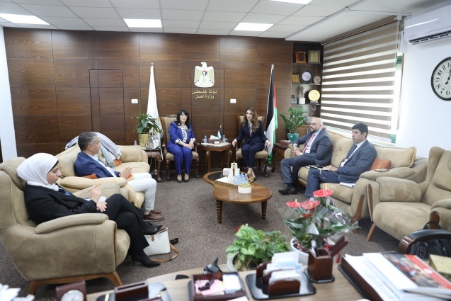 الأونروا تبدأ بصرف دفعة مالية جديدة لدعم عمال غزة في الضفة الغربية بدعم من صندوق قطر للتنمية 