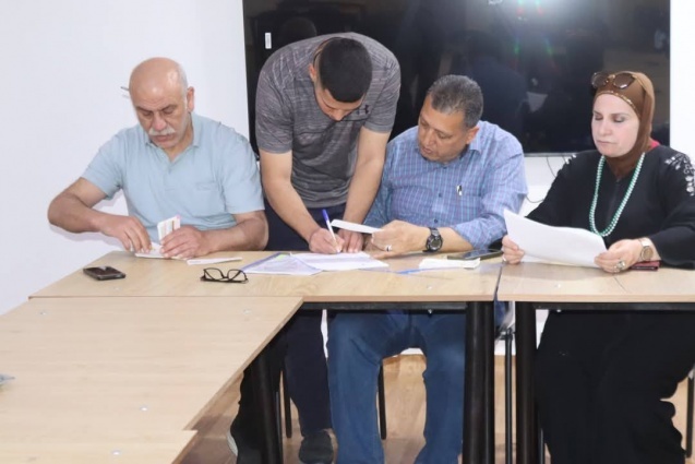 اللجنة الشعبية لخدمات مخيم عسكر القديم توزع المنحة الجامعية على الطلبة في المخيم.
