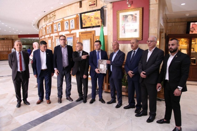 Algeria Honors Memory... and the Palestinian Refugee Shakes Hands with History