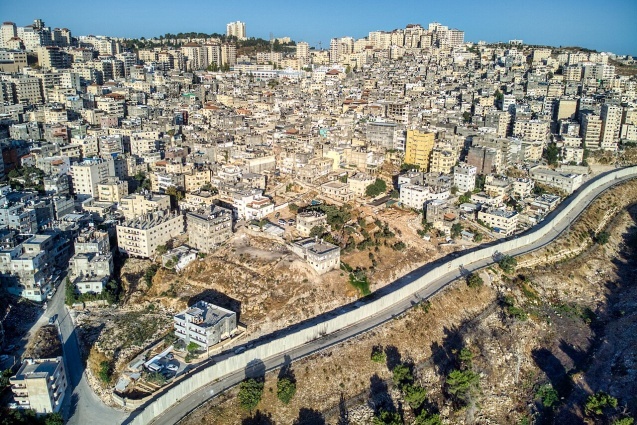 الاحتلال يهدم حظيرتين في مخيم شعفاط