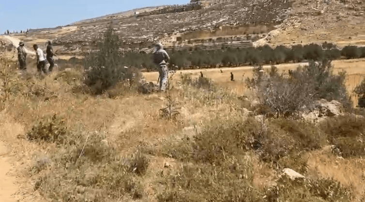 مستعمرون يهاجمون المغير والأهالي يتصدون لهم