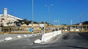 الاحتلال يعتدي بالضرب على مواطن عند حاجز برطعة شمال جنين