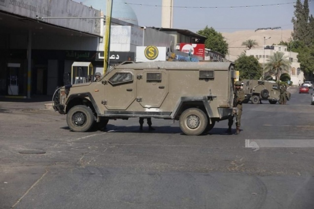 الاحتلال يداهم منازل في أريحا ويحتجز مواطنتين  
