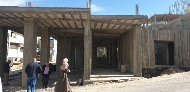 بتمويل من دائرة شؤون اللاجئين... اللجنة الشعبية في مخيم الدهيشة توقّع اتفاقية تنفيذ مشروع تشطيب المجمع التطويري في المخيم