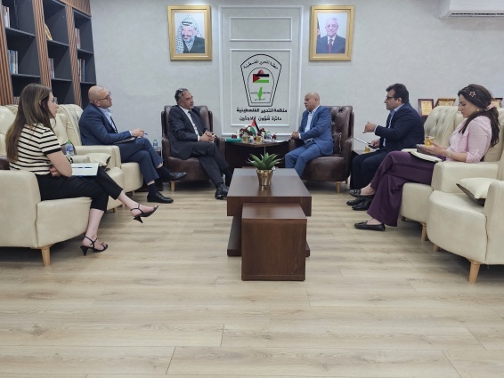 وحدة دعم المفاوضات تلتقي أبو هولي ويبحثان سبل التعاون المشترك لدعم قضايا اللاجئين